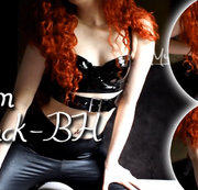 Mystic-Witch – Heiße Rothaarige im Lack BH