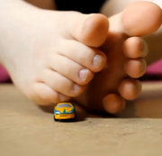 Mystic-Witch – Riesin spielt mit armen kleinem Auto