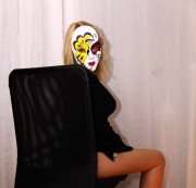 Naschkiste – Die Maske und der Bürostuhl