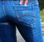 Nasse-Anna - Beim spazieren in die Jeans gepullert