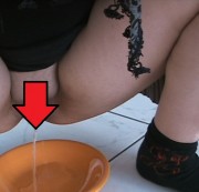 Natalie08 - Auf seinen Teller gepisst!