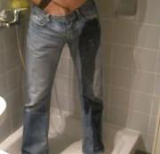 Naughty-Pair - Er pisst in seine Jeans...