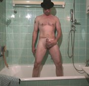 OLLEKB – Mann unter der Dusche pissen mit Abspritzen