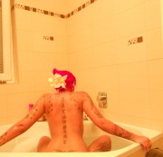 Pink-tattoo - In der Badewanne