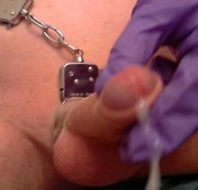Porkys4u - Abspritzen mit Handschellenund Gummihandschuhen