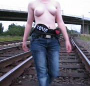 RubberDuck-88 - Titten auf Bahngleis