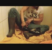 Sara-Sweet - Mit dem Gummistiefel durch die offene Levis-Jeans gegeilt