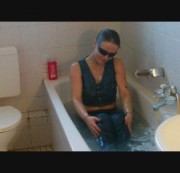 Sara-Sweet - Wet + Nass kpl mit Jeans in die Badewanne