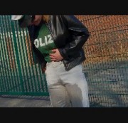 Sara-Sweet - Eingepisste Polizistin bei Fahrzeugkontrolle outdoor
