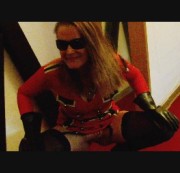 Sara-Sweet - Herrin im Latexuniformkleid, Halterlosen, Heels, Gummi