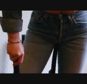 Sara-Sweet - Geiler Barhocker - Stuhlbein an enger Jeans