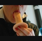 Sara-Sweet - Lederjacken + Hemdkragen; Dildo lutschen, lecken, blasen