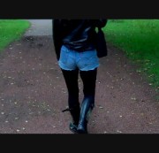 Sara-Sweet – Jeanshotpants Outdoor über Glanzleggins + GS