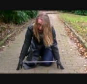 Sara-Sweet - Outdoor Sklavin in Knebel, Handschellen, Leder