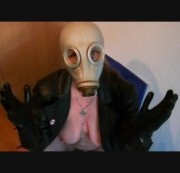 Sara-Sweet - Gasmasken Erotik - macht es dich so heiss wie mich?