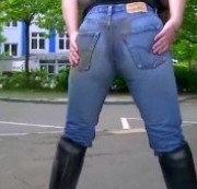 Sara-Sweet - Dreckig schmutzige Cum-Jeans; Jeansarsch outdoor