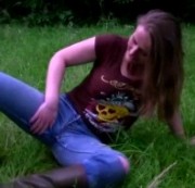 Sara-Sweet - Jeans auf nassem Grass outdoor; Rippen inklusive