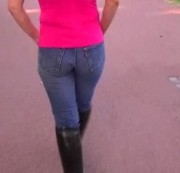 Sara-Sweet - Walking Jeansgirl outdoor mit sexy Levisarsch