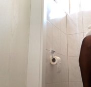 Sarah_Secret – FUCK! VOLL ERWISCHT auf der BÜROTOILETTE!! DAS gibt sicher Ärger!!