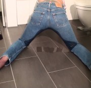 Sexy-Mo - In Nylonsoeckchen die Levis 501 vollgepisst