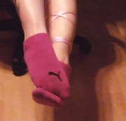 SexyRedLady - Meine Füßchen in süßen Sneakersöckchen