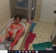 Sexyhexi81502 - In rot in der Wanne