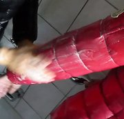 Shinylady2015 – Nach der Schlammschlacht !! Wir duschen in dreckigen wetlook Leggins / Nylon Söckchen / Daunenjacken