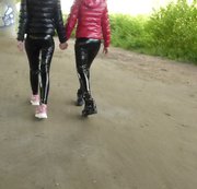 Shinylady2015 – 2 Buff Girls beim crushen / crush – in wetlook Lack Leggins / Daunenjacken und Buff Boots