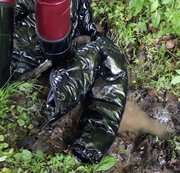 Shinylady2015 – Aussortierte Wetlook Lack Jacke & Regenjacke mit Gummistiefel im Schlamm versaut ! In Glanzleggins
