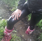 Shinylady2015 – Der Schuhsklave braucht Arbeit !! Moon Boots im Schlamm / Matsch eingesaut. Mach sie wieder schön sa