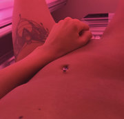 SkinnyBitch99 – Im Solarium gefingert – Ganz alleine