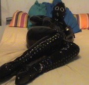 Slave1983 – Ich in Latex und meinen geilen Ballet Boots mit Gasmaske Teil 1