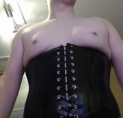 Slave1983 – Mein neues Latex-Korsett macht mich geil