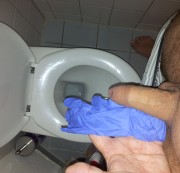 SoDauergeil83 - In Gummihandschuh Pissen