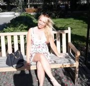 SofieHot – Am Urlaub Spaziergang im Park ohne Höschen