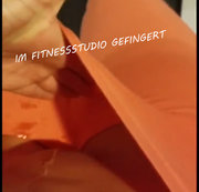 SportStudentin – Im Fitnessstudio gefingert (Squirt)