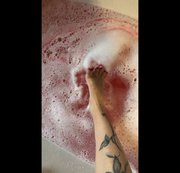 StellaCinderella – Bisschen plantschen mit den Füßen im rosa Wasser