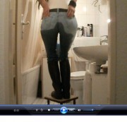 Studiomaus - Wunsch-PISS in knallenger Jeans
