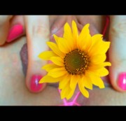 SunsetBitch – *Schamlippen-lang-ziehen-Nahaufnahme*