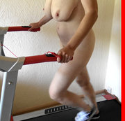 Superpe – Laufband – Nacktsport mit Mega Brüsten
