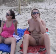 SweetSusiNRW - Nackt am Strand Rauchen.