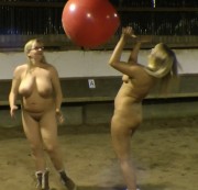 SweetSusiNRW - Nackt mit einem Riesenballon in der Reithalle