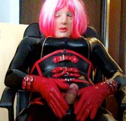 TV-Lady-Dominica – Ganz in Gummi gekleidet- Kitzler abgewichst