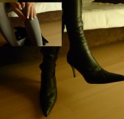 TVswallow - Stiefel und Strümpfe ausgezogen