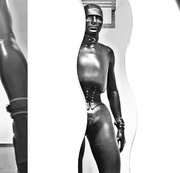 Tallatex – Tallatex B02 Maskierter Latex-Boy im knallengen Gummianzug mit Korsett