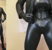 Tallatex - Tallatex 045 Gummi-Boy im engen Latexanzug unter der Lederkluft