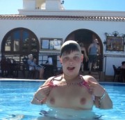 Theresasweet - Im Poll ist der Bikini verrutscht.