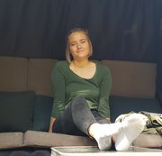 Tobey_for_real – Pia im Casting Bus – Besockte Füße massiert