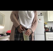 Ts-amal31 – PISSE in kleidung in der küche in shake becher