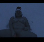 Und-Spass-dabei – Danny legt sich in den Schnee und macht es sich